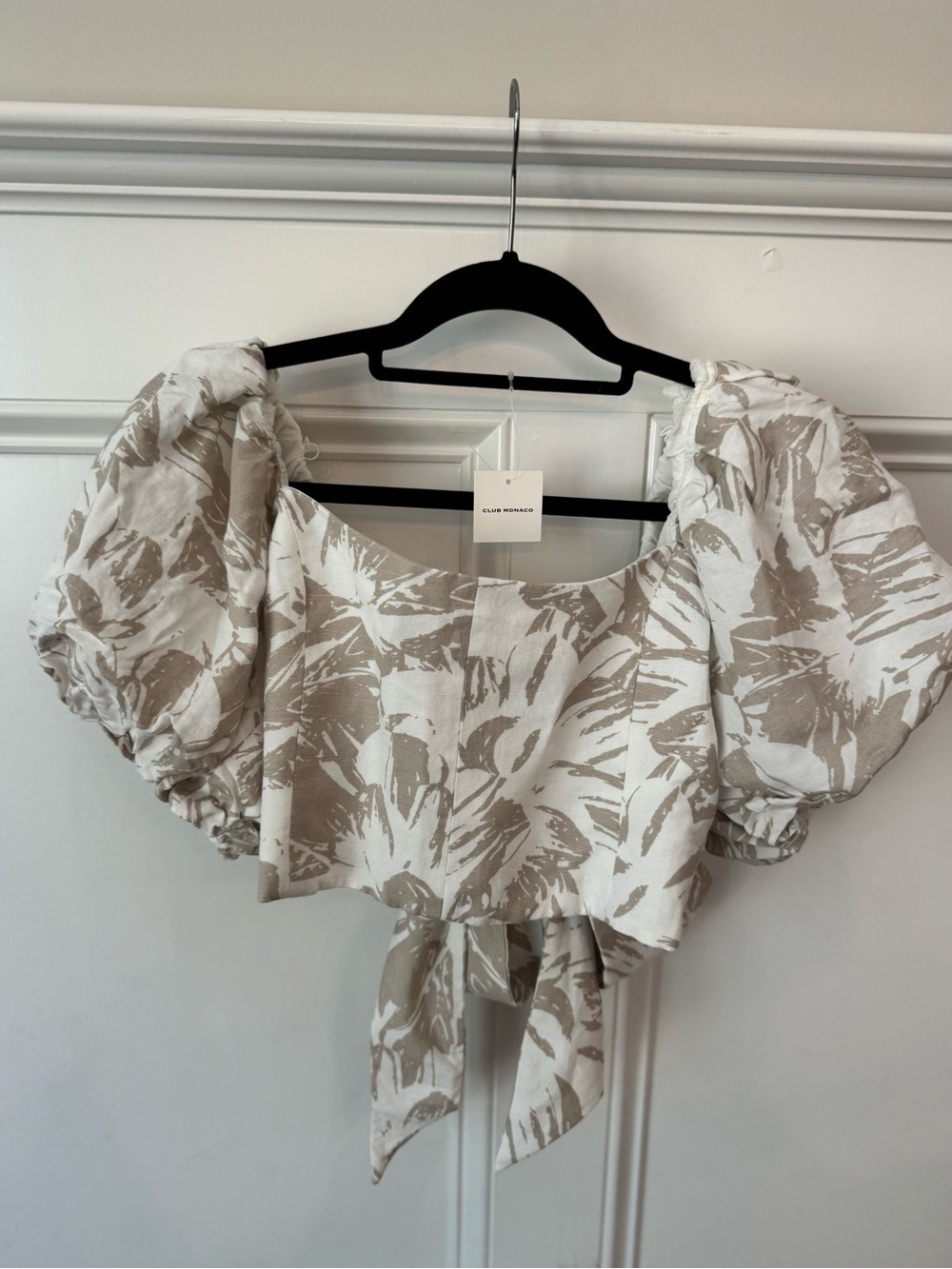Club Monaco Puff-Sleeve Tie-Front Crop Top in Beige Floral Print